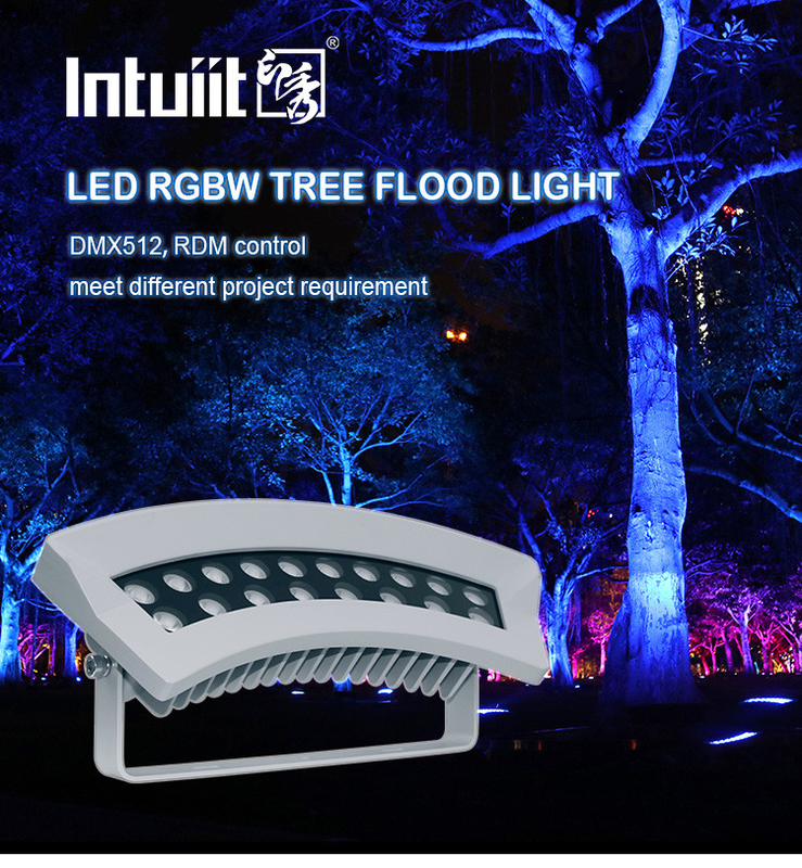 Luce esterna con rating IP65 composta da LED RGBW da 36 W 1100 lumens con luci versatili e angoli di luce